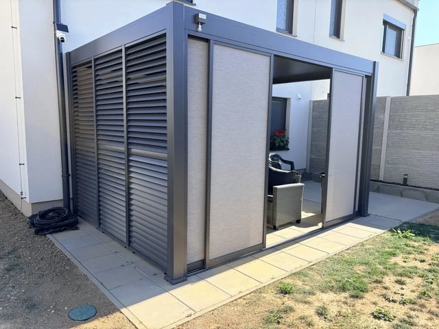 Pergola posuvná zástěna 4 m pro bioklimatickou šedočerná Rojaplast
